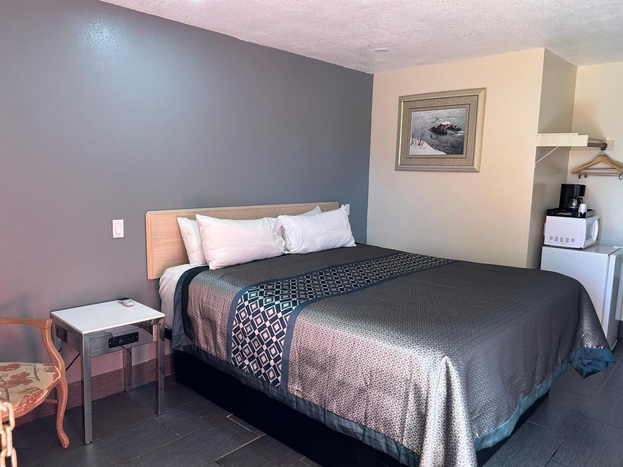 California Inn Hotel And Suites Adelanto Us 395 Exterior photo